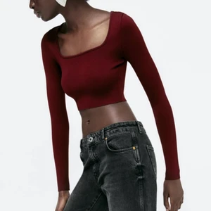 Röd croptop  - Röd långärmad magtröja från Zara som är slut på hemsidan, har storlek M men passar även S och andra storlekar då den är stretchig 🤗 använd en gång