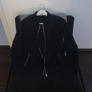 Jack and Jones - Säljer nu denna j&j tröjan då den inte kommer till någon användning. Har använt den en gång så har skick som en ny, storlek är M och sitter tts. 