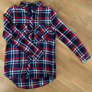 Skjorta Atmosphere str 38  - Säljer min skjorta i storlek 38. Säljer då den inte passar mig längre. Ingenting att anmärka, fint skick och kvalité! Samfraktar. 