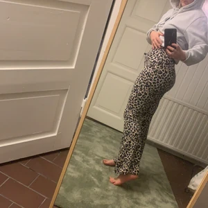 Leopardbyxor från Gintricot - Leopardbyxor som är köpta på ginatricot för 2 år sedan ungefär. Använda fåtal gånger och i storleken s.