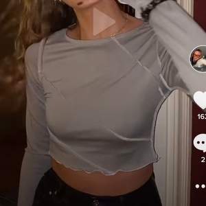 Khaki färgad crop top i storlek S. Slutsåld från asos AS YOU kollektion. Säljer även jeansen på bild 2