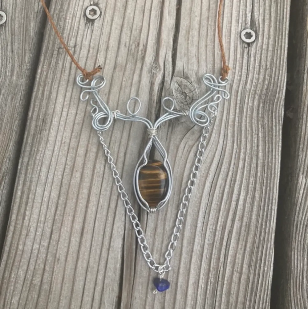 Halsband med tigeröga och lapis lazuli pärla, handgjord med metalltråd . Accessoarer.