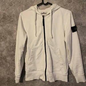 Stone island zip - Säljer en fräsch Stone island zip hoodie i bra skick 9/10, använd max 5 ggr Stl S köpt för 3000, jag säljer den för 2000 men kan bli billigare vid snabb affär 