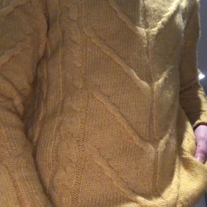 Gul tröja - Säljer denna tröjan kostar typ 200 ny!<3  pris kan diskuteras kan tänka mig och sälja väldigt billigt vill bara få de sålt!