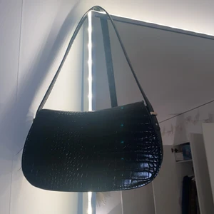 Svart väska! - Säljer en svart väska som jag köpt i London som inte kommer till användning längre. Frakt ingår