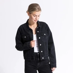 Svart jeansjacka  - En svart jeansjacka från lager 157. Jackan är i storlek S och är i ganska bra sickt, har använts ca 2-3 gånger bara.