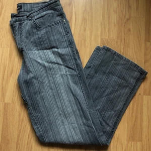 lowwaist jeans - lågmidjade jeans som är thriiftade i en cool grå färg med ränder. jätte fint skick, skulle säga att dem är i waist 30 length 32💚