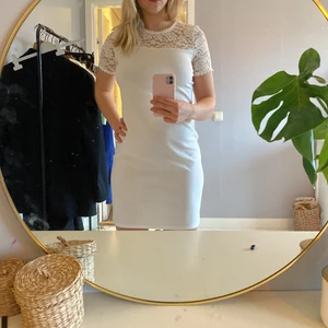 Vit spetsklänning - En superfin och skön klänning som har spets längst upp. Den är i nyskick och perfekt till student eller midsommar. Den går precis över mina knän så absolut inte för kort(jag är 168cm). Den är storlek XS men passar S med.🤩🤩🤩 150kr +frakt. Budgivning vid fler intresserade 