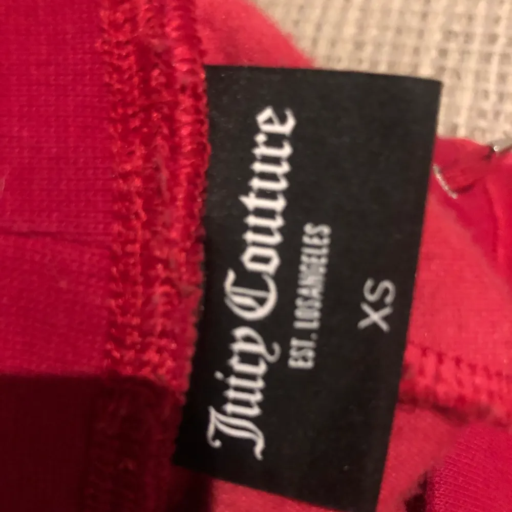 Röda juicy couture byxor, endast använda en gång.. Jeans & Byxor.