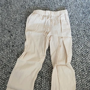 Linnebyxor - Säljer mina super fina linnebyxor då dom ej kommer till användning💕dom är i storlek M men skulle säga att dom passar en XS/S bättre💕