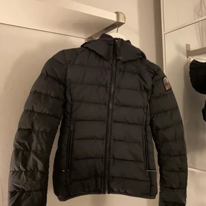 Parajumper jacka - Säljer nu min parajumper jacka. Har använt ett fåtal gånger men är som nyskick! Inga defekter finns. Skriv järna för fler bilder! 