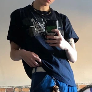 Vintage mörkblå Billabong t-shirt - En ursnygg vintage t-shirt från märket Billabong. I fint skick. Står storlek XXL men passar som M. Säljer då den inte kommer till användning längre. För mått eller fler bilder kontakta mig 😊