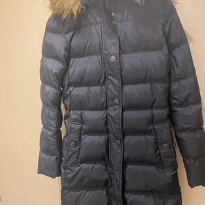 Vinterjacka Tommy Hilfiger - Mörkblå vinterjacka från Tommy Hilfiger, som ny! Luvan och pälsen går att ta av