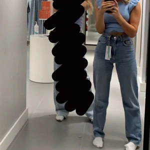 Jeans gina - Snygga jeans från Gina, mycket bra skick. Använda några gånger men är inte längre till användning till mig, därför vill jag nu sälja dem. Perfekt längd på mig som är 164, jeansen är i storlek 32. De sitter rajd och skönt i midjan och är i en fin blå färg. Köpte de för 600 kr och säljer nu endast för 200 kr +frakt.                             Hör av dig vid intresse!❤️