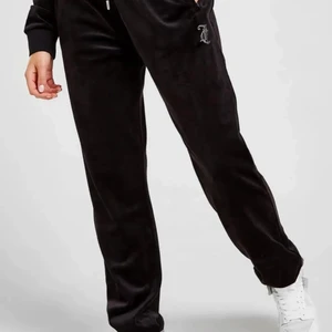 Juicy couture  - säljer mina as snygga juicy couture byxor som inte kommer till användning, dom är i storlek XS och är nästan aldrig använda💞