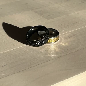 Coola ringar - Säljer dessa asballa ringar för att de inte passade! 50kr styck🖤 Skulle säga att de passar någon med storlek S-M i ringar. Kedjan på den svarta ringen går att snurra på!