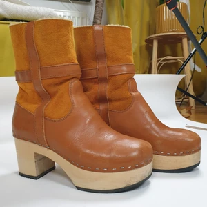 Swedish hasbeens platåkängor - Sååå balla platåskor från Swedish hasbeens. Fodrade så är tänkta att användas under vintern. Lättskötta! 