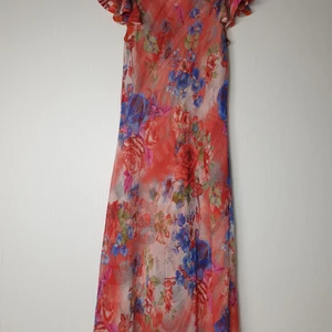 Långklänning  - Så så fin klänning, enkel, lätt. Kan användas både bak och fram beroende på om man vill ha v-ringad eller inte. Kan även vändas ut och in för olika mönster. Finns ingen storlek men uppskattas till S/M