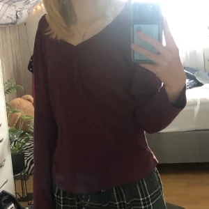 twilightcore tröja - jättesöt vinröd tröja som liknar vad bella swan har på sig i twilight eller elena gilbert har på sig i the vampire diaries. storleken är lite oklar men passar mig med XS-M. inget fel på tröjan utan den har bara inte kommit till användning. hör av dig vid frågor<3