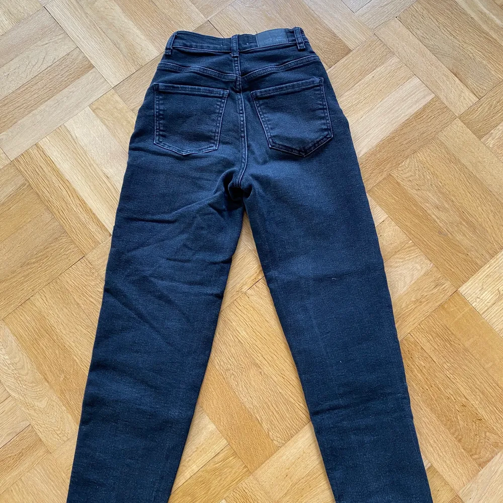 Säljer att par jeans från Ginatricot, jeansen är i bra skick. Jeans & Byxor.