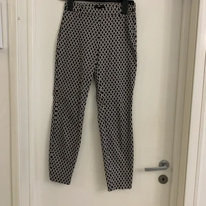 Byxor - Svart/vit byxa från H&M