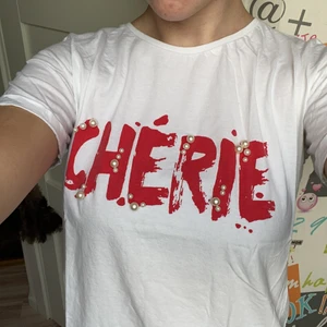 Cool T-shirt⚡️⚡️❤️‍🔥 - En cool T-shirt med pärlor som tyvärr inte kommer till användning, ❤️