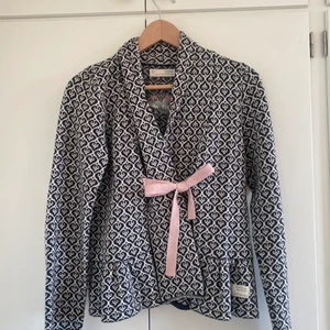 Odd Molly kofta - Odd Molly kofta i storlek 1, motsvarar en S. Svart mönster med rosa rosett. Säljer eftersom den endast användes 2 gånger och är nu för liten för mig. Men är därför i mycket bra skick! Nypris var ca 1 800kr, men säljer för 500kr.