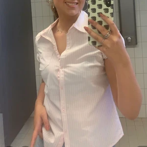 Kortärmad skjorra - Randig skjorta köpt på sellpy men kommer ifrån esprit💗