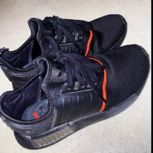 Adidas NMD R1 - ADIDAS NMD R1. Använts få gånger då dem var ägnade som träningskor men som var för små för mig så köpte nya.   Köpta för: 1500kr men säljs för 1000kr (pris går att diskutera vid snabbaffär)  Inga skavanker eller liknande.   Detta är en model av NMD R1 som inte längre går att hitta (iaf inte online såvida jag märkt av)  Dem andas bra och har en mjuk tramp-yta.  PM vid intresse🦋