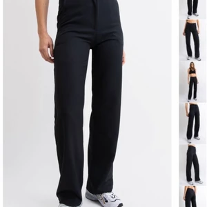 Kostymbyxor madlady  - Lägger upp dessa kostymbyxor igen pågrund av att förra köparen har slutat svara. Byxorna är från madlady och säljer dom pågrund av att dom är förlånga och förstora i midjan på mig som är 162 och väger 48kg (dom är 78 cm i benlängd och 68 cm i midjan). Dom är i storlek XS och använda ett fåtal gånger. Skriv vid inträsse. Köp direkt vid 350!!! (Lagt bud är lagt bud, man kan ej hoppa av) Buda till en början i privat konversation med mig. Startar budgivningen vid visat intresse❗️