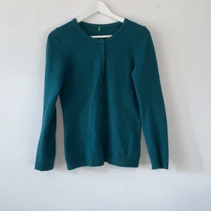 Smaragdgrön kofta - Fin smaragdgrön kofta (färgen framgår inte alls på bilden där den ser blå ut). I fint men begagnat skick, dock finns inga direkta defekter.💓 frakt ingår i priset