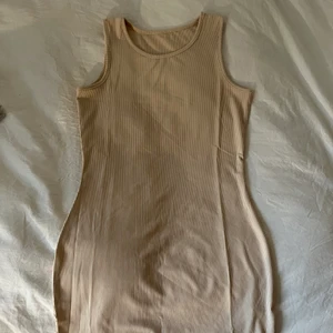 Helt ny beige ribbad klänning strl S - En helt ny beige figurnära ribbad klänning i storlek S. Superskön och snygg! Frakt 52kr🥰