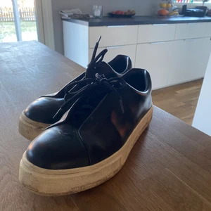 Eytys svarta läder skor Strl 45! - Strl 44, använda ett få tal gånger skixka 7/10, handlade på eytys i stockholm!