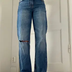 Ett par mörkblå raka jeans med medelhög midja och hål på ett knä. Passar mig i längden som är 171 cm. Nypris: 400kr, Mitt pris: 150kr. I väldigt bra skick! 
