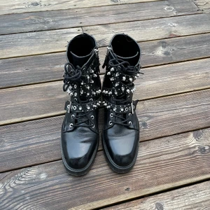 Snygga skinnboots i stl 39 från Zara - Knappt använda skinnboots från Zara i stl 39. Kan skickas mot att mottagaren betalar frakten.