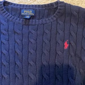 polo ralph lauren - Mörk blå Ralph lauren tröja. I gott skick använd få gånger. Rosa/röd polo märke.