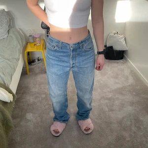 LEVI STRAUSS & CO - Säljer min pappas gamla ljus blåa jeans från 90-talet, i storlek W33 L34. Passar även tjejer! Skriv för mer bilder❤️