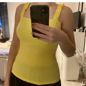Linne - Gult ribbat linne med fina detaljer vid armarna! Jätte skönt och stretchigt material. Nästintill oanvänd. Säljer för 70kr+ frakt. Storlek är ursprungligen Xs men passar på mig som är S.
