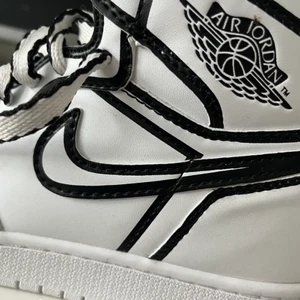 Nike Jordan  - Säljer dessa Nike Jordan då de är förstora för mig. De är i storlek 36 och är endast använda 1 gång då jag provade de. Tror inte att de är äkta. Om det är många intresserad så blir det budgivning.