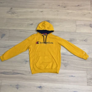 Champion hoodie - Gul Champion hoodie i storlek s. En liten fläck på höger armen men inget man tänker på.