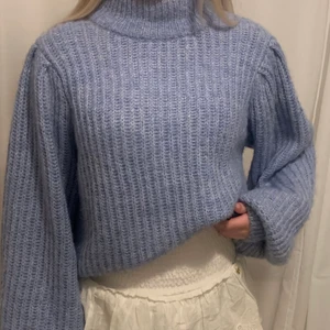 NA-KD tröja  - Säljer min supersnygga och mysiga stickade tröja från NA-KD!❤️‍🔥❤️‍🔥 Tröjan har inga defekter och är sparsamt använd⚡️ Den är stor i storleken så passar XS-M❣️Skriv till mig för mer info💘💘