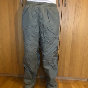 Nike Sportbyxor - Byxorna har storlek XL men passar på mig som har storlek 33 eller 34. 