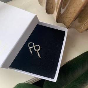Blixtörhängen🤍 - Superfina och trendiga örhängen från Safira. Gjorda av sterling silver 925 och bara provade en gång.🤍⚡️ nypris 299 kr