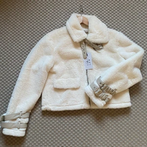 Vit jacka från Nakd  - En superfin kort jacka i vit fuskpäls. Denna är helt ny/omvänd. 