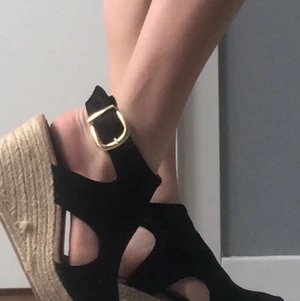 Skor - Ett par jättefina sommarskor i storlek 37/38