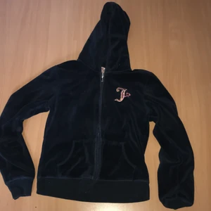 Juicy couture  - Mörkblå juciy couture tröja. Gammal moddel. Några paljetter har åkt av