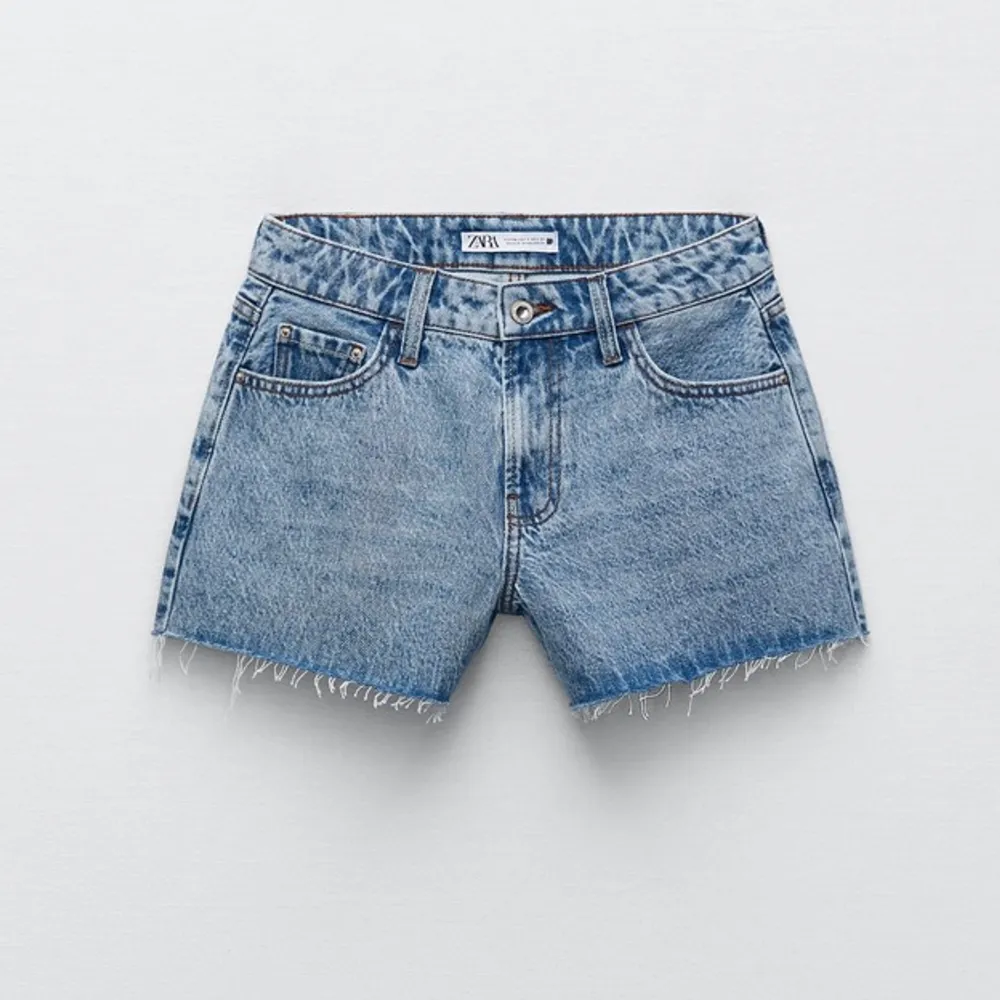 Helt oanvända jeansshorts från Zara!! Låga i midjan 💙 Storlek 38 (prislappen är kvar) . Shorts.