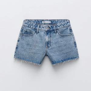 Helt oanvända jeansshorts från Zara!! Låga i midjan 💙 Storlek 38 (prislappen är kvar) 
