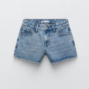 Shorts - Helt oanvända jeansshorts från Zara!! Låga i midjan 💙 Storlek 38 (prislappen är kvar) 