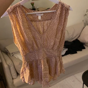 Topp från H&M - Supergullig somrig prickig topp från hm med volanger